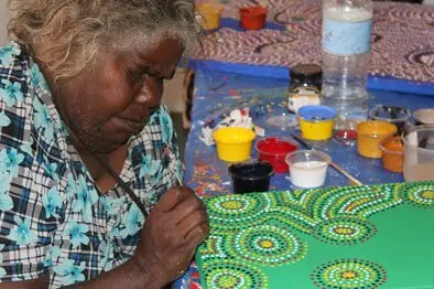 Kayangkuna Baker painting in a workshop at Coober Pedy
