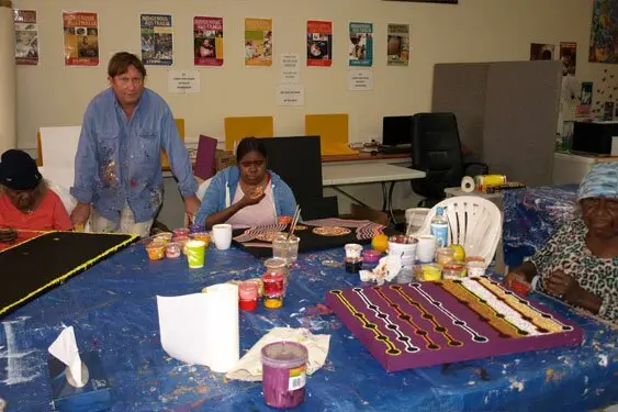 Wayne Eager with Lilly Ulah and Molly Hayes at a workshop in Coober Pedy